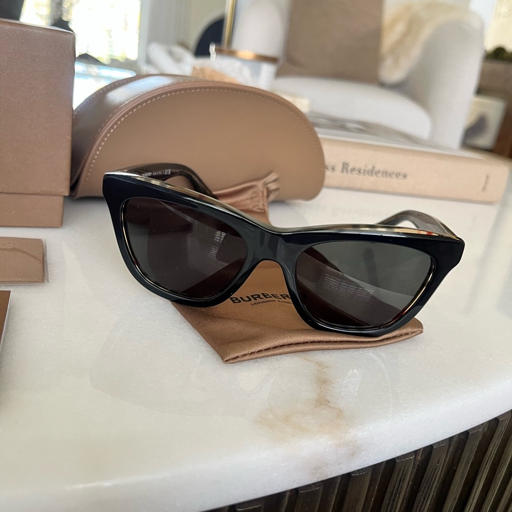 Burberry sunglasses - Picture 5 of 13
